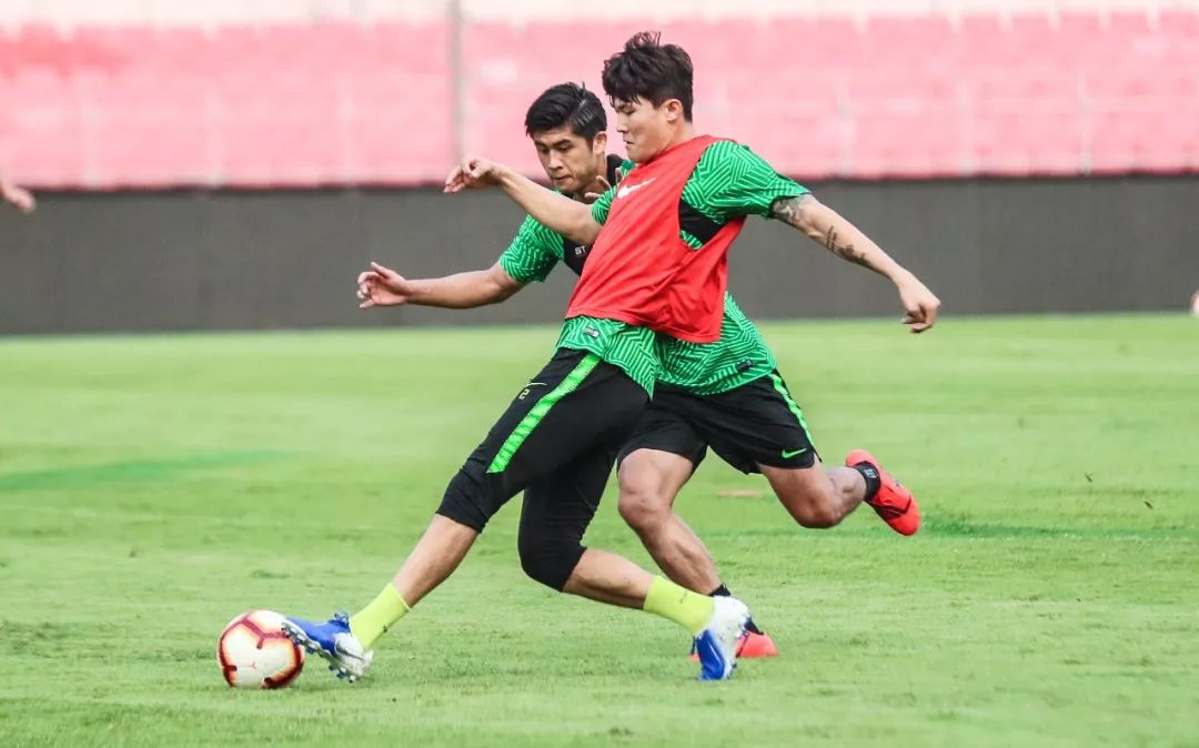 费耶诺德发布备战花絮,今晚调整名单,欧篮联任务艰巨,训练强度明显提升(费耶诺德今天3点的比赛视频) 费耶诺德发布备战花絮,今晚调整名单,欧篮联任务艰巨,训练强度明显提升(费耶诺德今天3点的比赛视频)