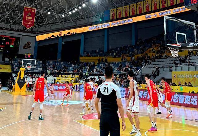 开云电竞下载 -包含赛地聚焦：CBA季后赛集结日热度飙升，芝加哥公牛扳平良机，底气十足，临场指挥获称赞的词条